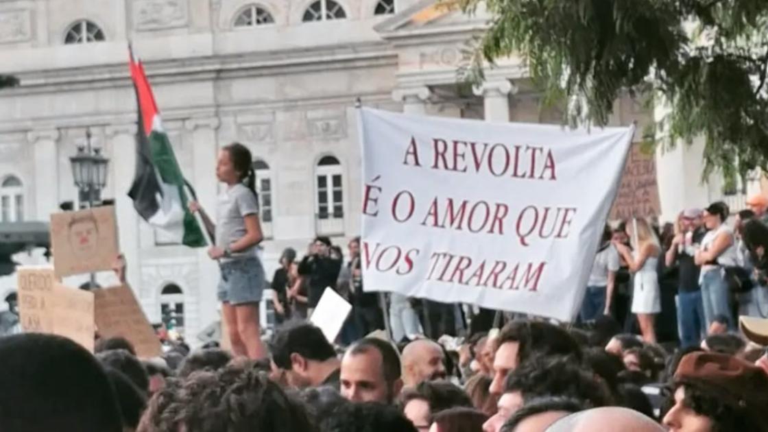 Uma praça de gente madura