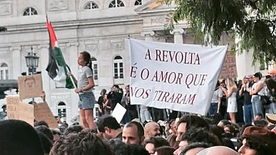 Uma praça de gente madura