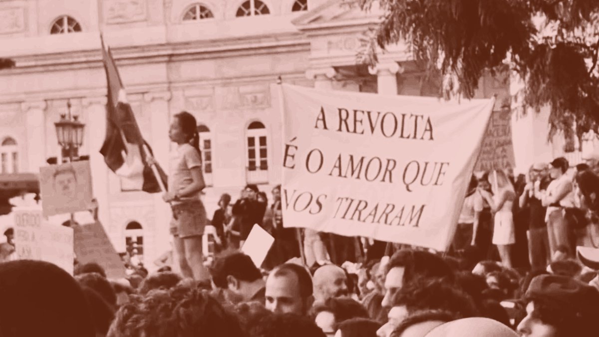 Uma praça de gente madura